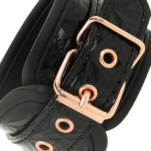 Comprar COQUETTE CHIC DESIRE Black Edition – Esposas De Cuero Vegano Con Forro Suave De Neopreno-Noxtic